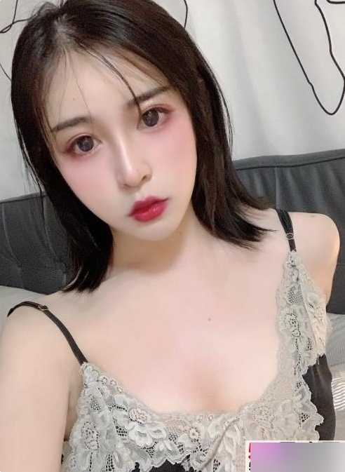 极品玉足TS《妍熙》美脚性感身材迷人笑容