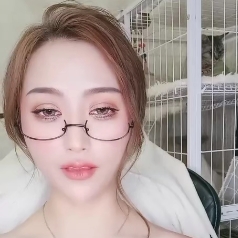 国际版抖音-双峰巨兔御姐，揭开白衬衫下的宝藏，超听话的粉丝互动