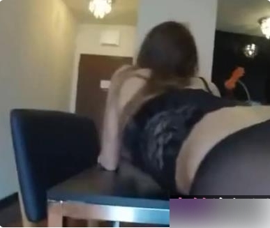 性感御姐肤白貌美,搭配黑色蕾丝吊带丰满身材凹凸必现【524MB】