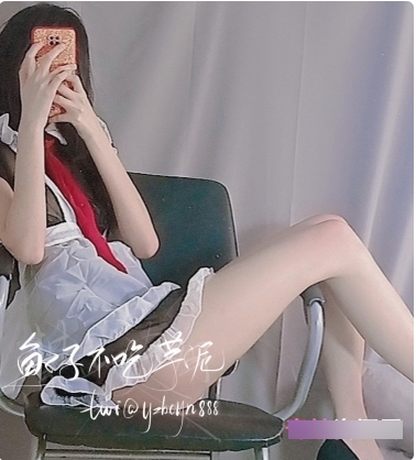 推特网红女仆装扮鱼子小姐姐，展示迷人大长腿，精选腿款，不吃芋泥，欣赏！