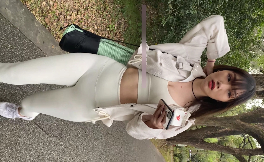 白色紧身长裤美女视频