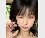 00后清纯女大学生李雪莹宿舍自拍展示4四人游-225M视频