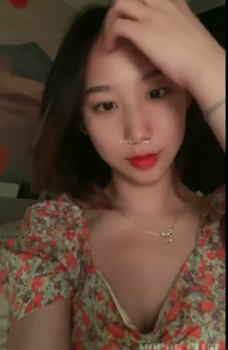 自行打包青春可爱学生妹子放假在闺房撩骚叔叔检查身体视频1v+850m百度盘