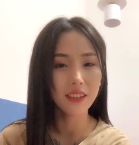 纹身美女居家朋友互动