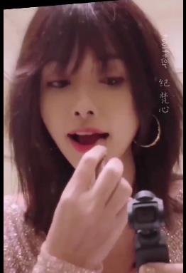 你沉浸在他的舞蹈和变装世界中吧!