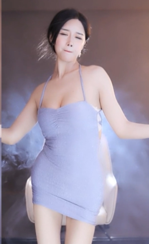 网易CC热舞达人小恩雅：大摆锤长安城加特林，1V+1G视频震撼上线