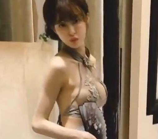 迷人SWAG女星Cartiernn视频合集,14个3.7G大长腿吃棒棒糖资源