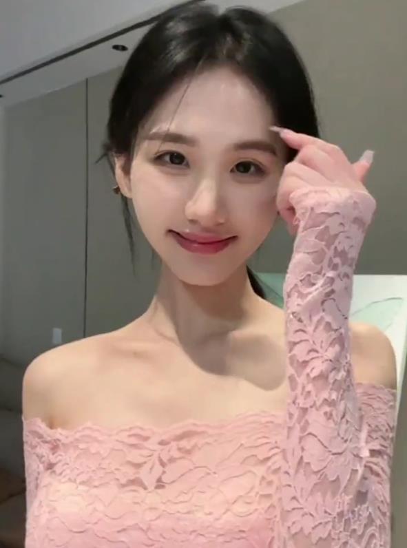 抖音红人裴南苇男友安排线下资源自拍图集，露脸多人棒棒糖，24张照片3个短视频