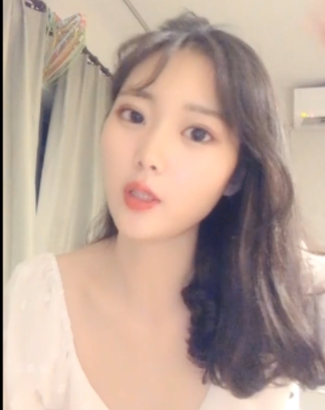 19岁女神黑伈脱光抠动,放飞自我视频曝光