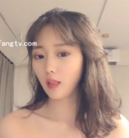 19岁女神黑伈脱光抠动,放飞自我视频曝光