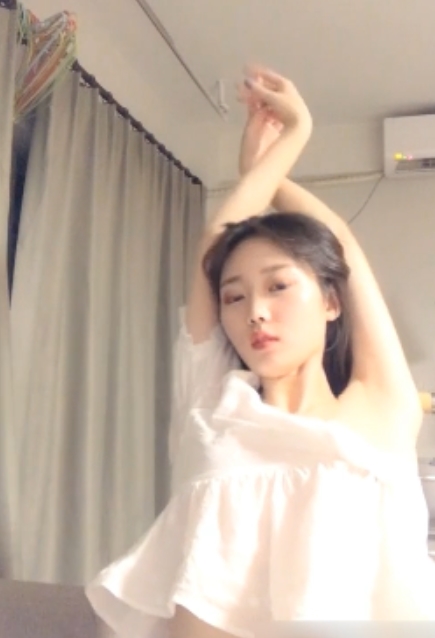 19岁女神黑伈脱光抠动,放飞自我视频曝光