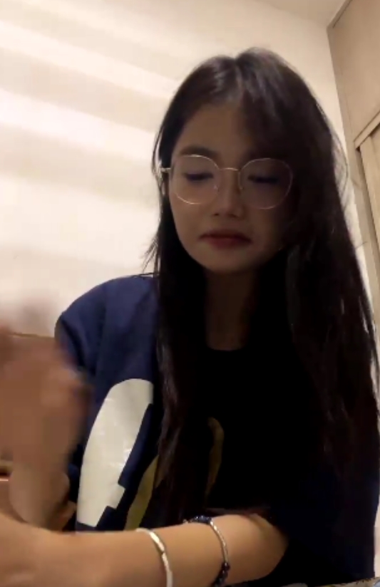 被她的神秘微笑吸引，不禁想要深入了解这个宿舍直播的眼镜学妹。