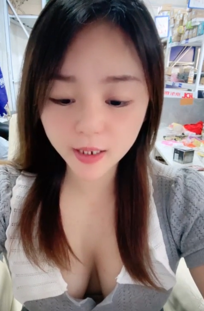 快递站大罩杯小妹:114v127.8g球围惊人的快递女神收藏65个视频