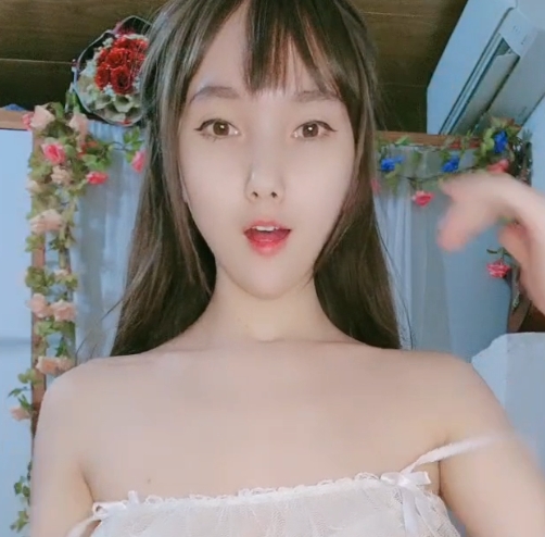 粉红色宿舍直播：小英38v35g，百度收藏热度飙升！