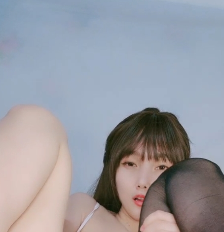 粉红色宿舍直播：小英38v35g，百度收藏热度飙升！