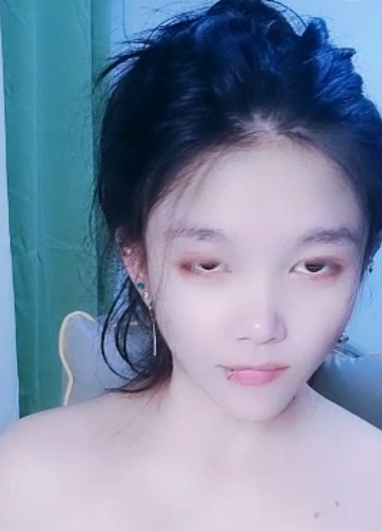 为了更好地了解小伊伊的魅力，不妨收藏她的22v16.2g视频作品“超反差SM”，感受她独特的表演风格。百度和ED2K上都有她的作品，让您随时随地都能欣赏到这位娱乐圈的新星带来的惊喜和感动。