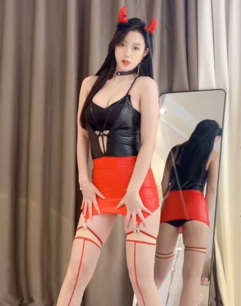 集”不仅是一部舞蹈视频合集,更是一次对舞蹈艺术和个性魅力的展示。观众可以通过收藏和下载,随时随地欣赏小伊伊的舞蹈魅力,感受她的独特魅力与情感表达。立即行动,一起来感受这份舞蹈的魅力吧!