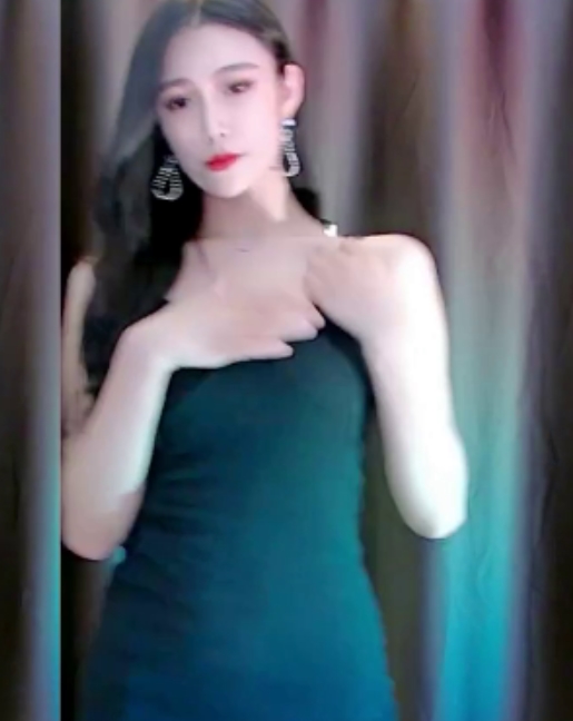 直播福利虎牙长腿兮兮热舞合集6V6G，尺度适中，按需下载