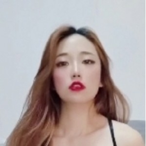 最近人气新晋优质网红露脸女神《小奶瓶》合集88V50G，直播互动魅力十足