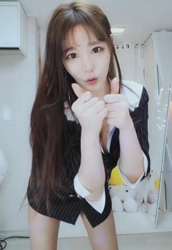 优质网红私人订制合集heartmhoney最新发布1V8G，精选内容