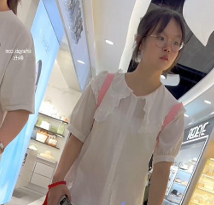 诱惑JK学生妹逛街视频1部510.5MBKFC