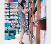 推特Roxy奴隶妻大胆绿帽视频89V1.1G王八老公献妻