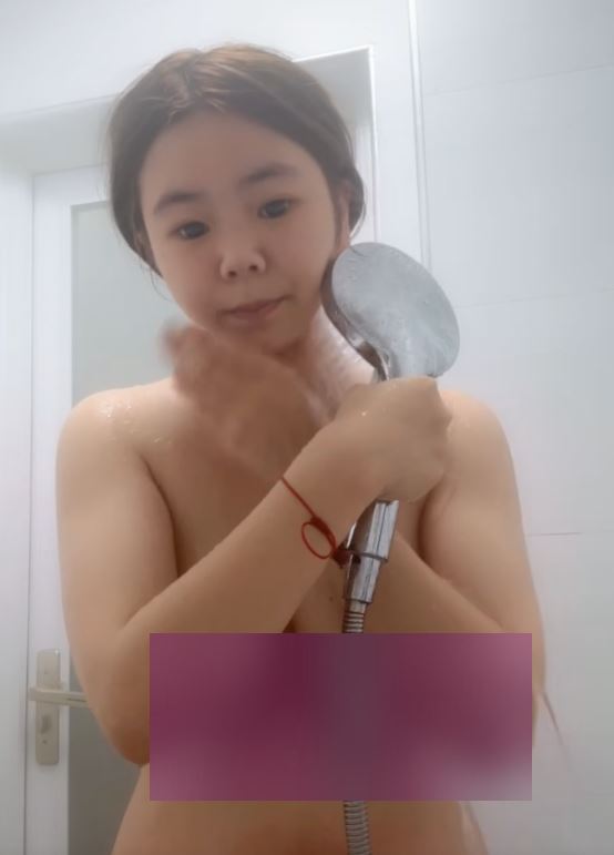 毛毛大王白皙校花首度亲密协作2V1620M饱满曲线太耀眼